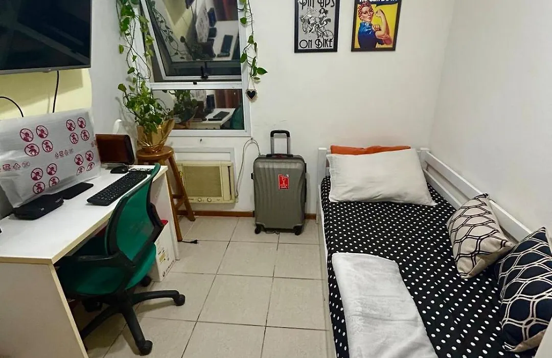Quarto para Moças - Girls' Room - Somente Mulheres - Only Girls-1